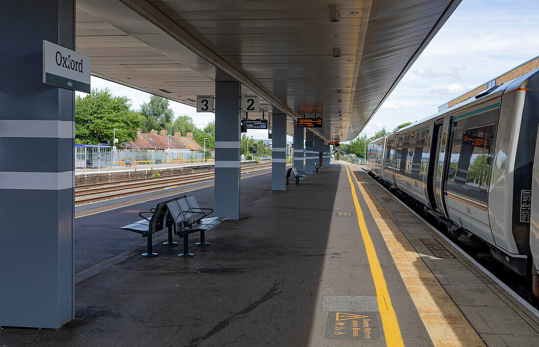 Personenzug auf den Gleisen eines Bahnhofs im Vereinigten Königreich, Oxford, England