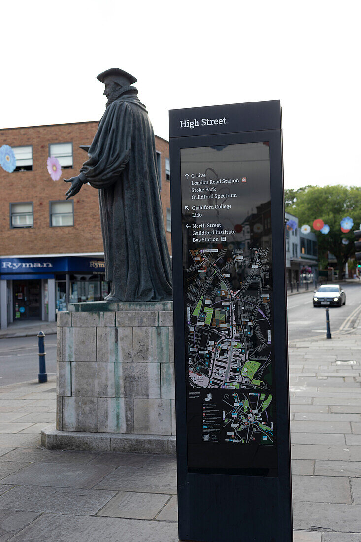 Statue von George Abbot in der High Street in Guildford, Surrey, Großbritannien, Guildford, Surrey, England
