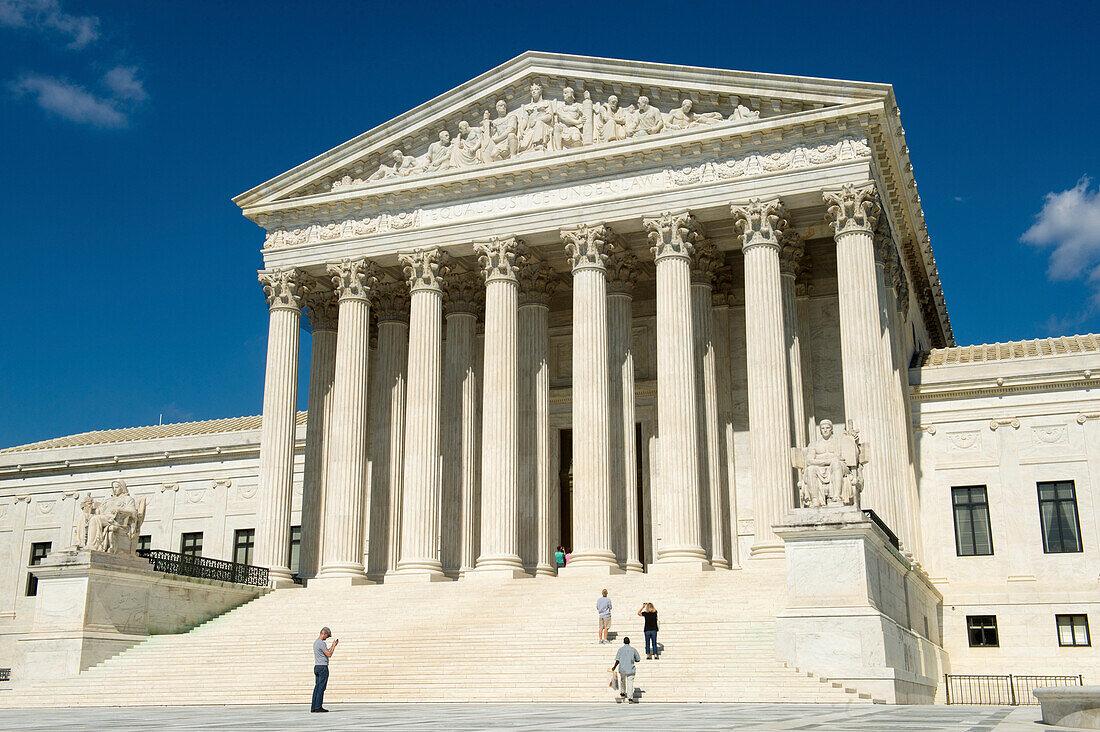 Touristen besuchen das Gebäude des Obersten Gerichtshofs der Vereinigten Staaten, Washington, District of Columbia, Vereinigte Staaten von Amerika