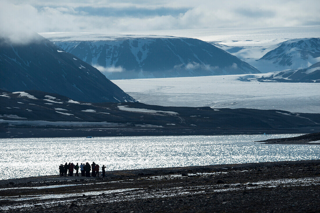 Gruppe bei einer Wanderung in Faksvagen, Spitzbergen, Svalbard, Norwegen