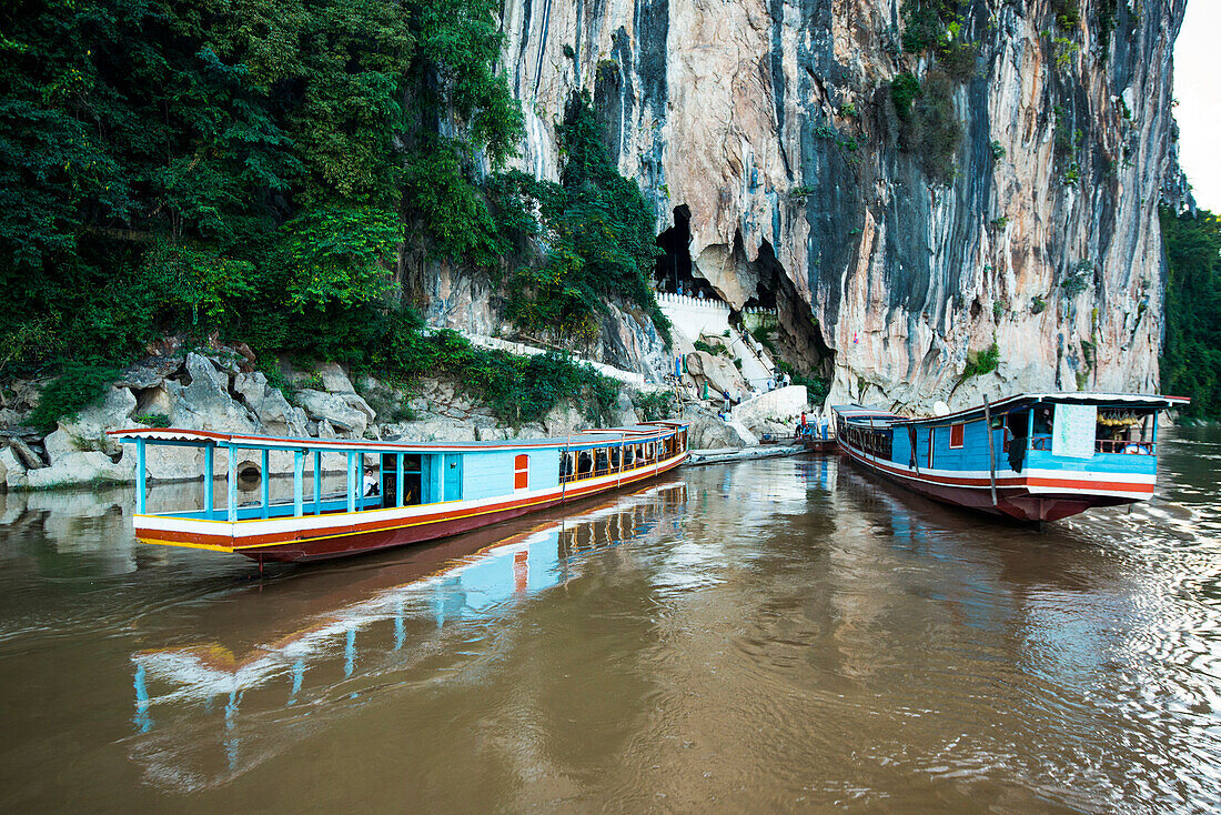 Zwei Kreuzfahrtschiffe an den Pak Ou-Höhlen auf dem Mekong, Laos