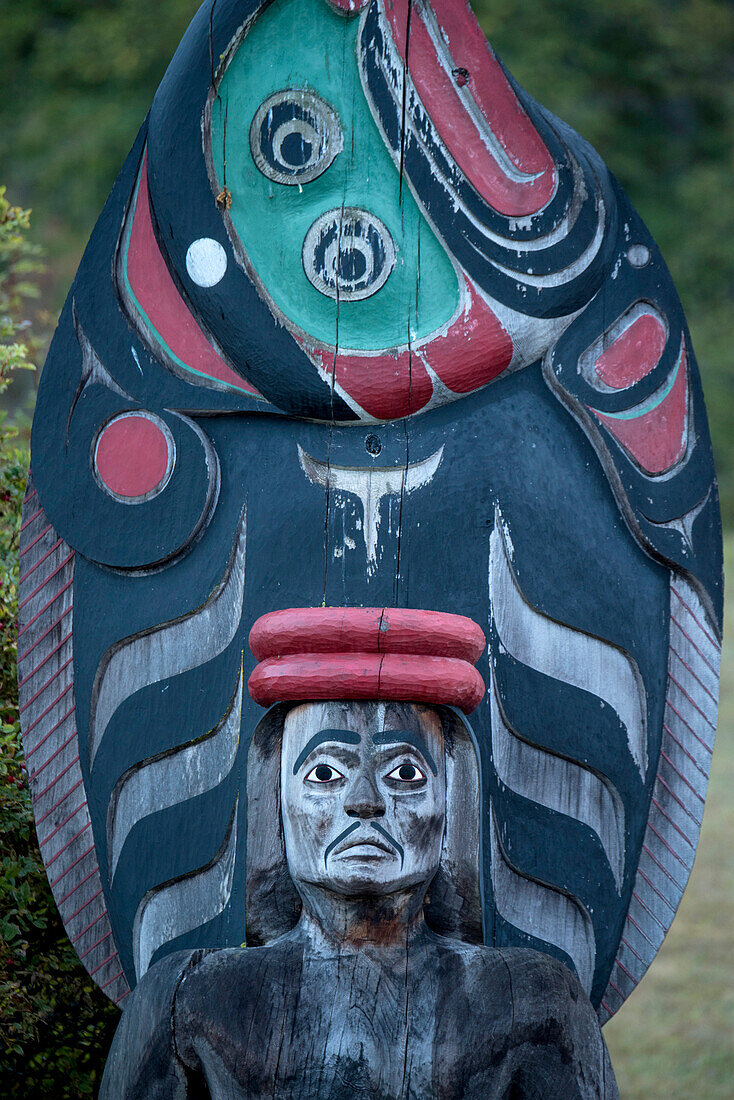 Totempfahl auf einem Friedhof auf Cormorant Island bei Vancouver Island, Haida Gwaii, BC, Kanada, Cormorant Island, Haida Gwaii, British Columbia, Kanada