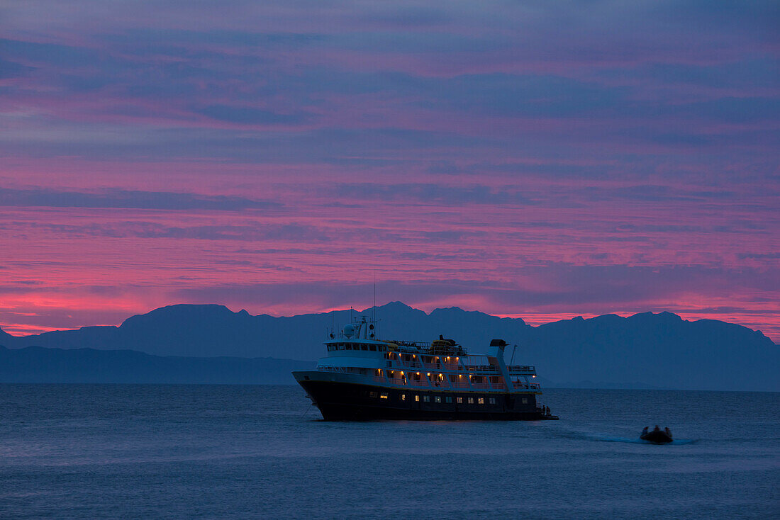 Kreuzfahrtschiff vor der Baja California bei Sonnenuntergang, Baja California, Mexiko