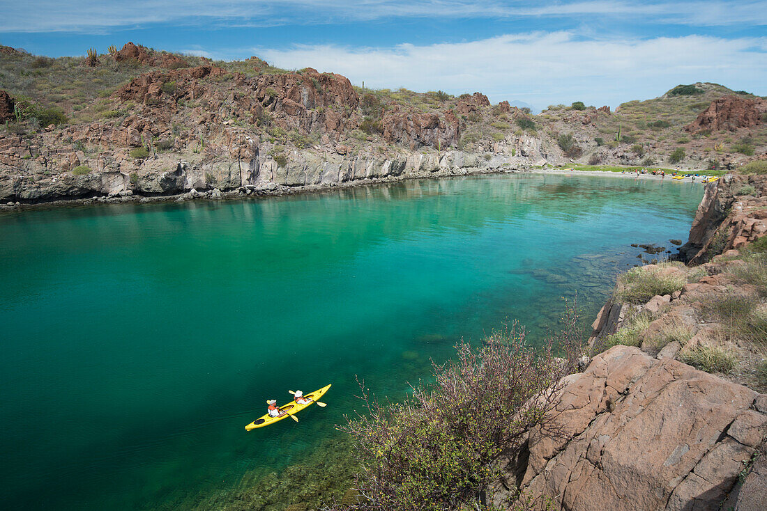 Kajakfahren in der Honeymoon Cove, Isla Danzante oder Dancers Island, Teil des Bahía de Loreto National Park, Baja California, Mexiko