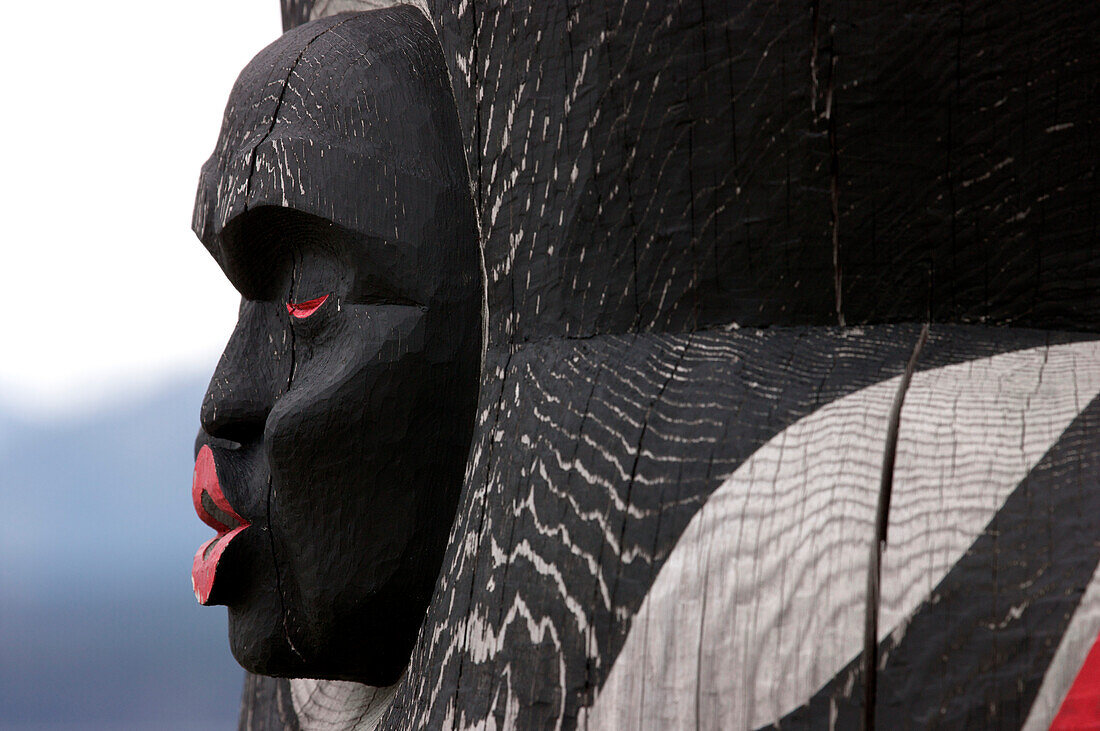 Totempfahl im U'Mista Cultural Center des Kwakwaka'wakw-Volkes, Alert Bay auf Cormorant Island, Queen Charlotte Strait, BC, Kanada, British Columbia, Kanada