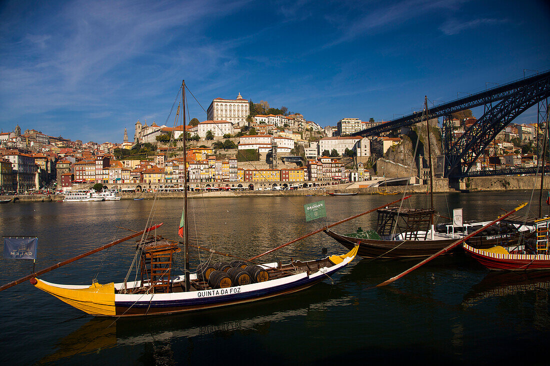 Weinfässer auf Booten in Oporto,Porto,Portugal