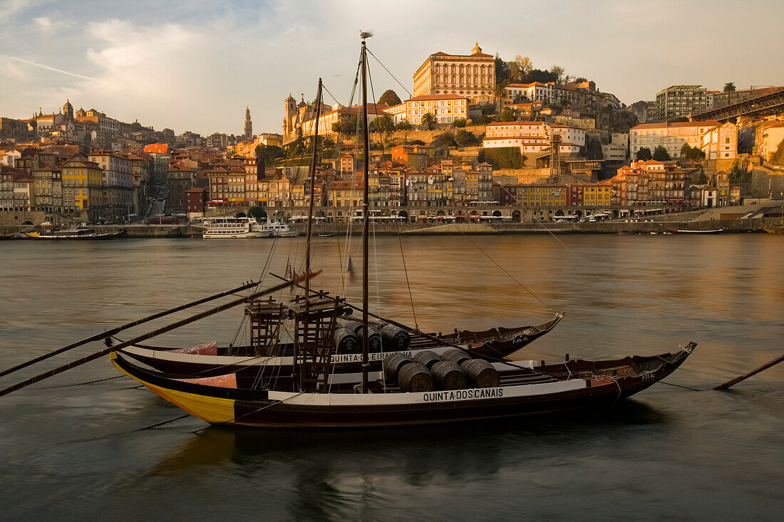 Weinfässer auf Booten in Porto,Porto,Portugal