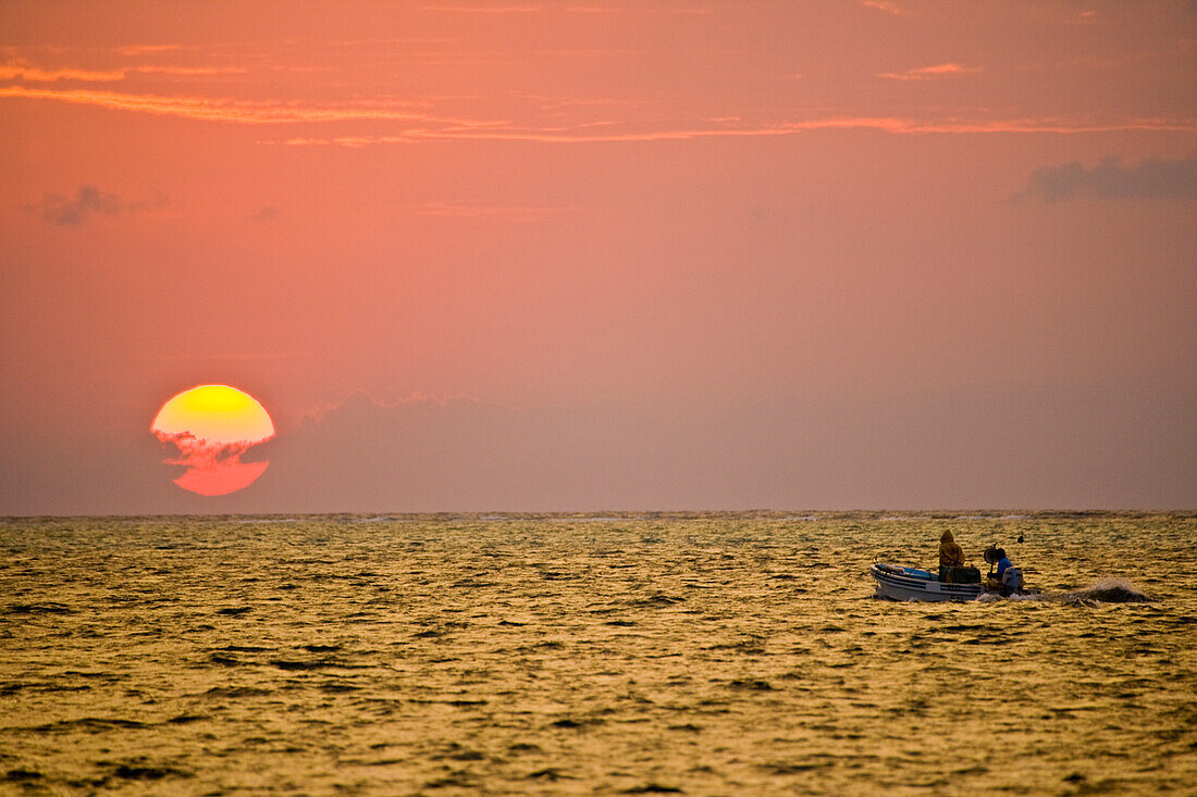 Fischerboot bei Sonnenuntergang, Turneffe Island, Belize