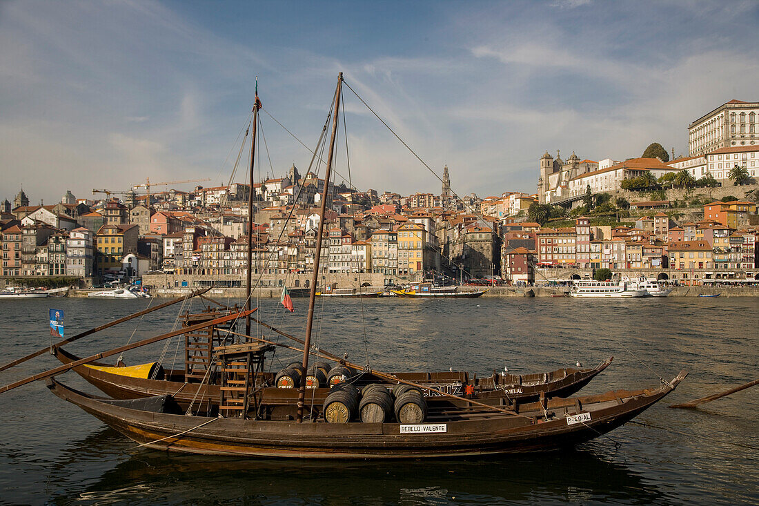 Boote am Ufer des Douro-Flusses in Porto, Porto, Portugal