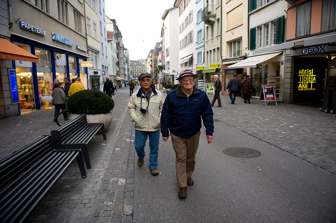 Zwei ältere Männer schlendern eine Straße in Zürich,Schweiz,Zürich,Schweiz entlang