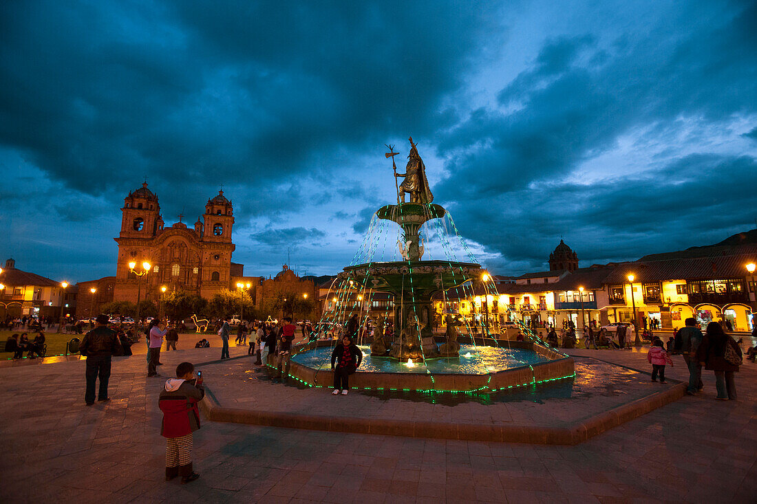 Blick auf den Brunnen bei Nacht auf der Plaza de Armas, Cuzco, Peru, Cuzco, Peru