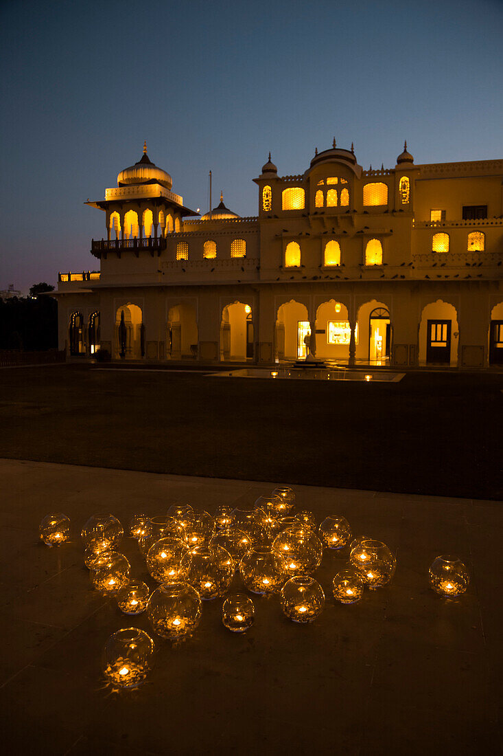 Beleuchtete Laternen vor einem Luxushotel bei Nacht in Jaipur, Indien, Jaipur, Bundesstaat Rajasthan, Indien