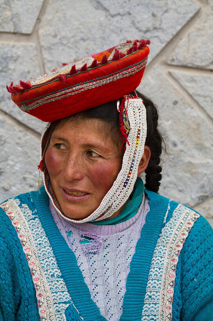 Peruanische Frau sitzt auf dem Platz von Ollantaytambo, Peru, Ollantaytambo, Peru