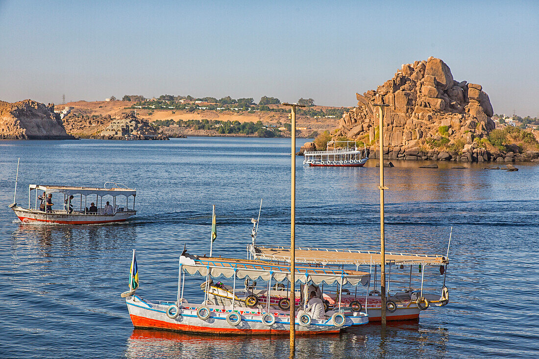 Touristenboot auf dem Nil zum Philae-Tempel bei Assuan, Ägypten, Ägypten