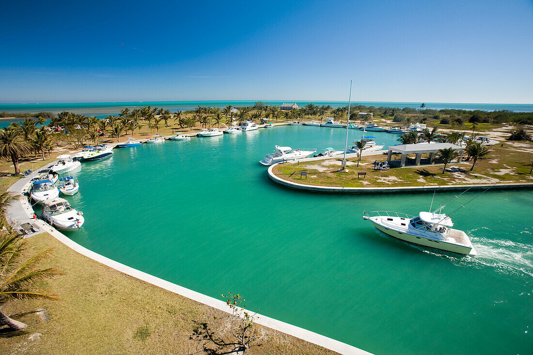 Boote säumen eine künstliche Bucht am Boca Chita Key, Biscayne National Park, Florida, USA, Florida, Vereinigte Staaten von Amerika