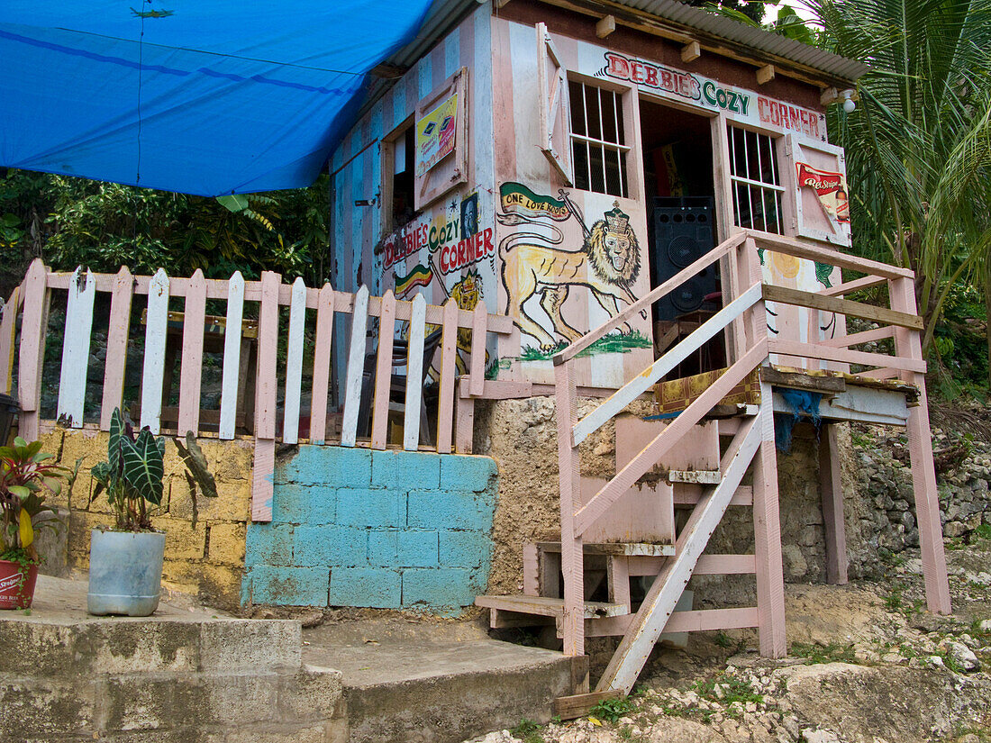Snackbar am Straßenrand in einer jamaikanischen Gemeinde, Bluefields, Jamaika, Westindien