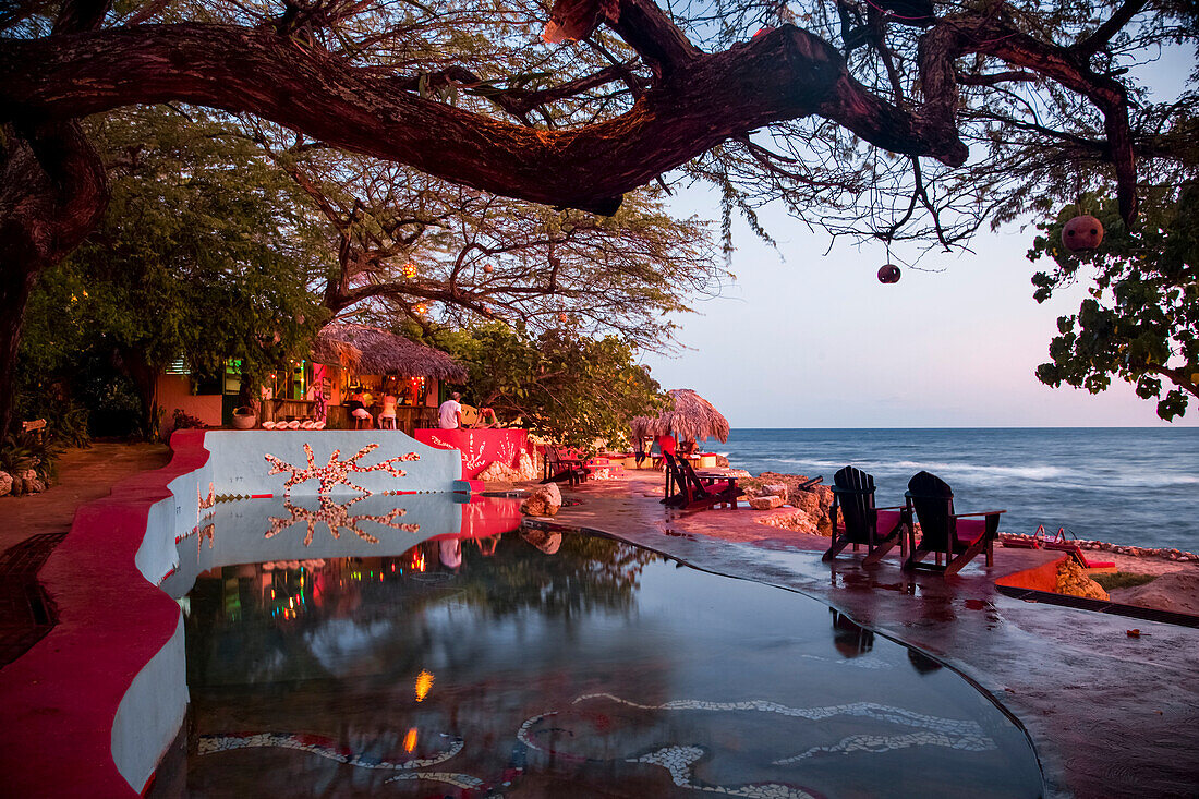 Essbereich und Bar neben dem Salzwasserpool eines jamaikanischen Resorts, Calabash Bay, Jamaika