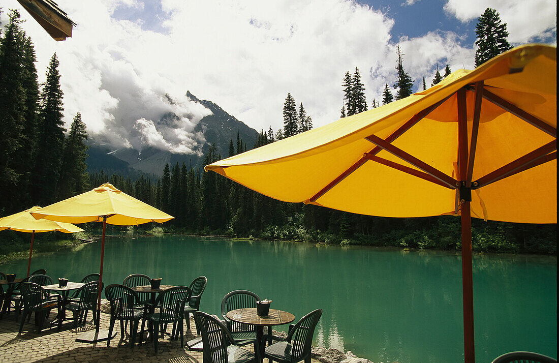 Tische und Sonnenschirme auf der Veranda am Ufer des Emerald Lake im Yoho National Park, BC, Kanada, British Columbia, Kanada