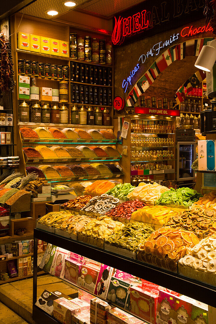 Geschäft mit einer Vielzahl von Waren auf einem Gewürzbasar,Istanbul,Türkei