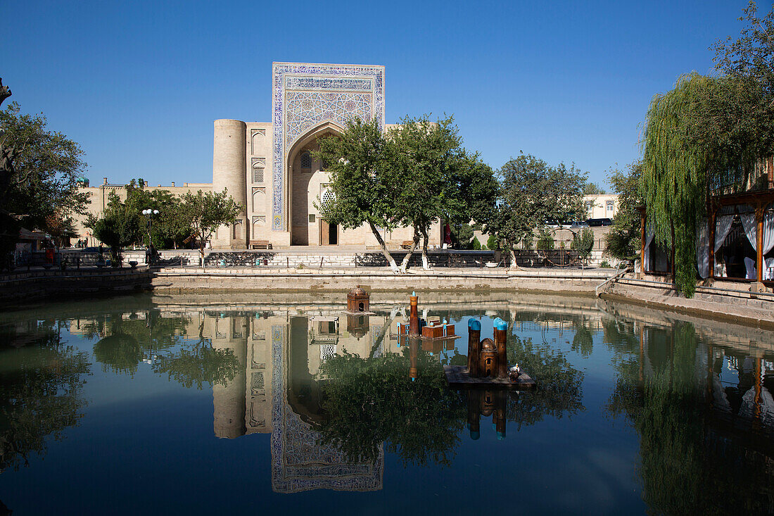 Lyabi Khauz See und Nodir Devonbegi Tekke im Hintergrund,Buhkara,Usbekistan