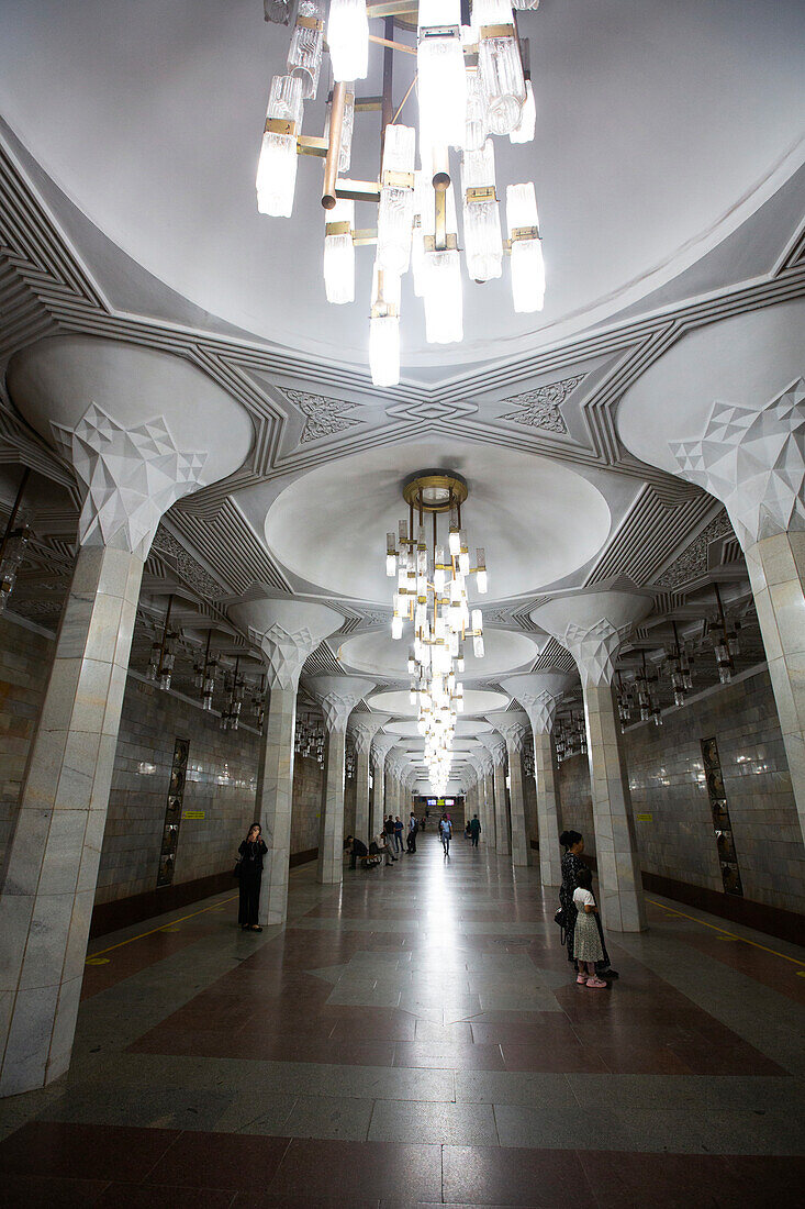 Dekorative Beleuchtungskörper am verzierten Bahnsteig der Mustakillik Station für die Taschkenter Metro in Usbekistan, Taschkent, Usbekistan