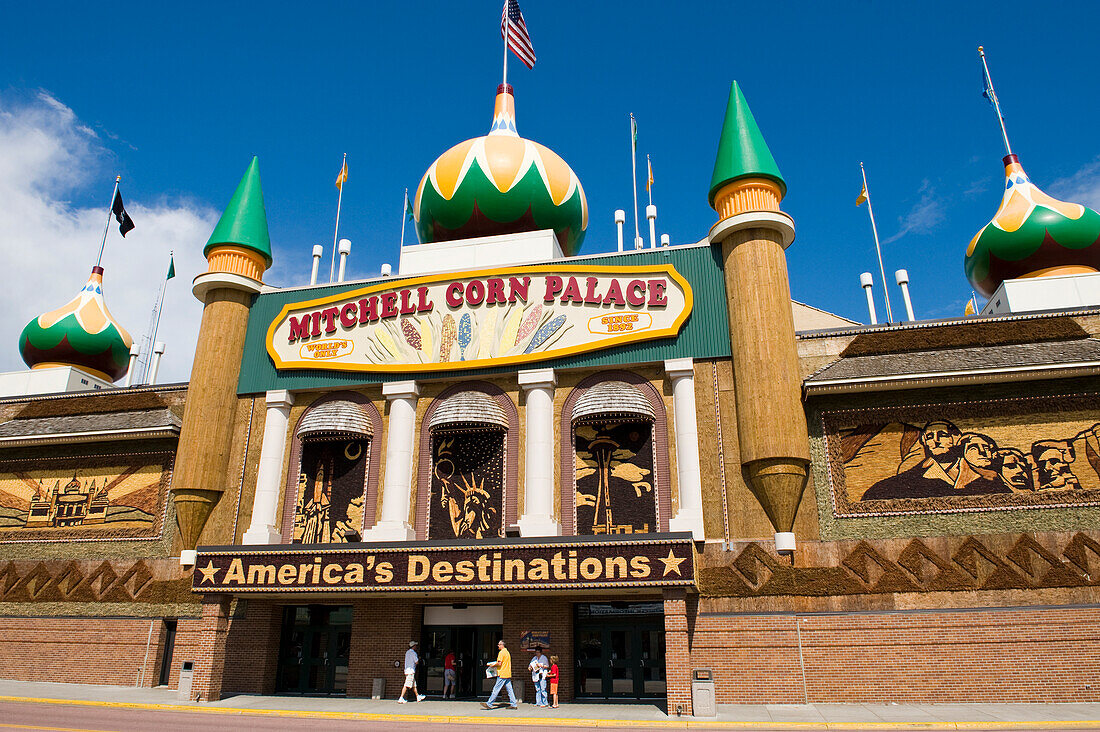 Touristen betreten eine Maisgürtel-Ausstellung in Mitchell, South Dakota, USA, Mitchell, South Dakota, Vereinigte Staaten von Amerika