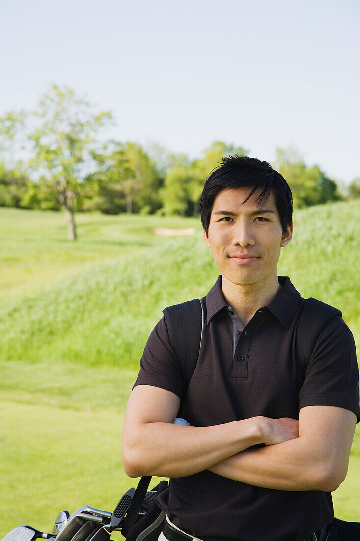 Porträt eines Mannes auf dem Golfplatz
