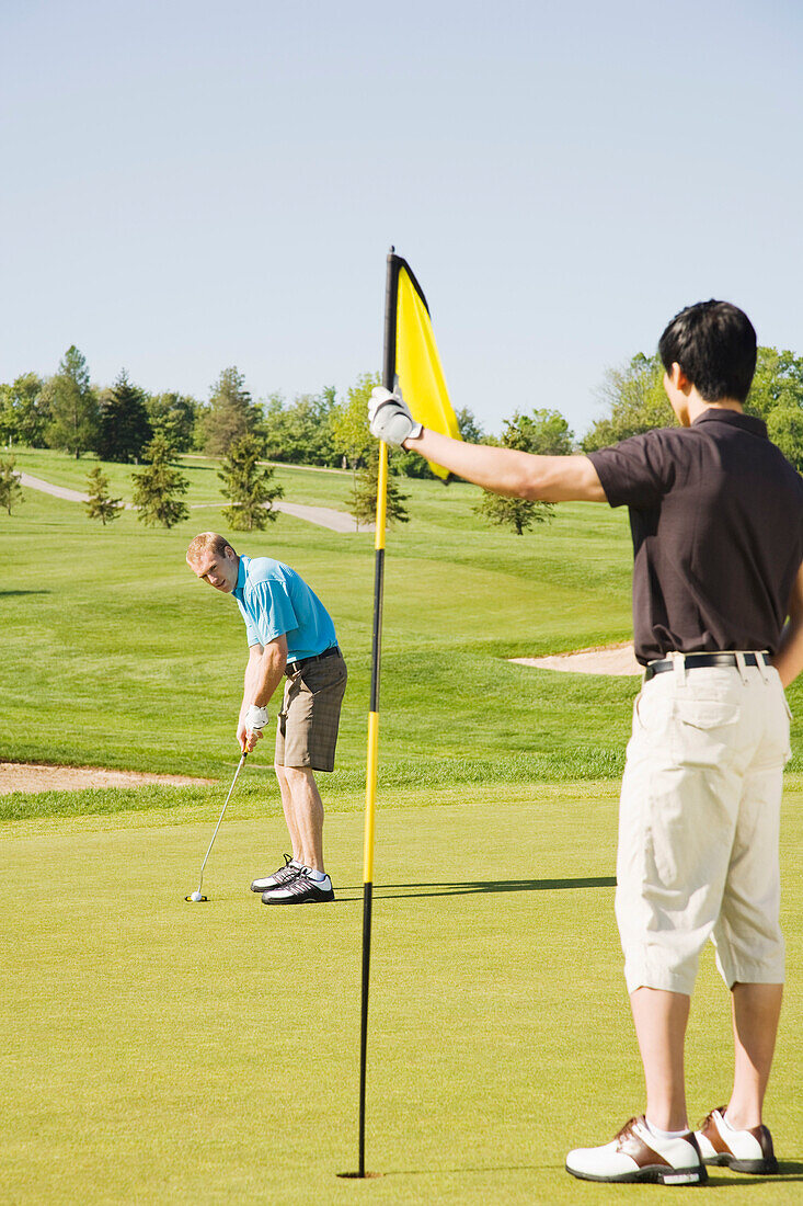 Männer beim Golfspielen