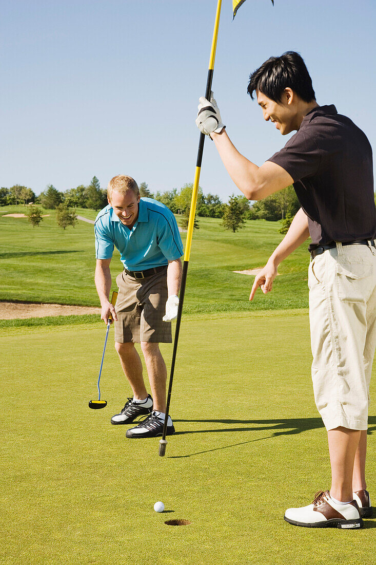 Männer beim Golfspielen