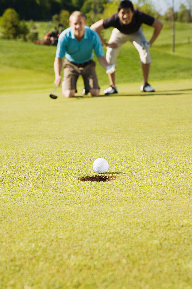 Männer beim Golfspielen