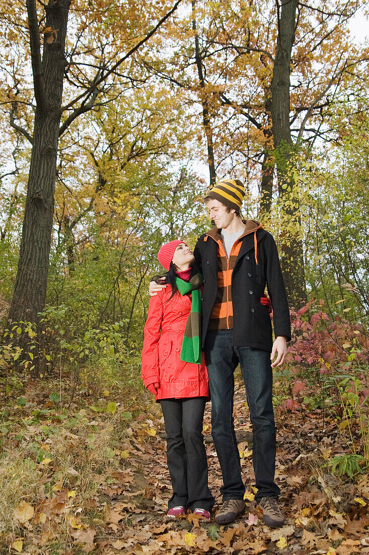 Paar beim Spaziergang im Wald im Herbst