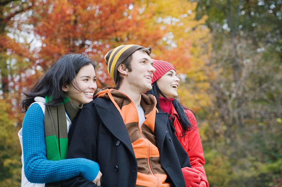 Freunde im Freien im Herbst