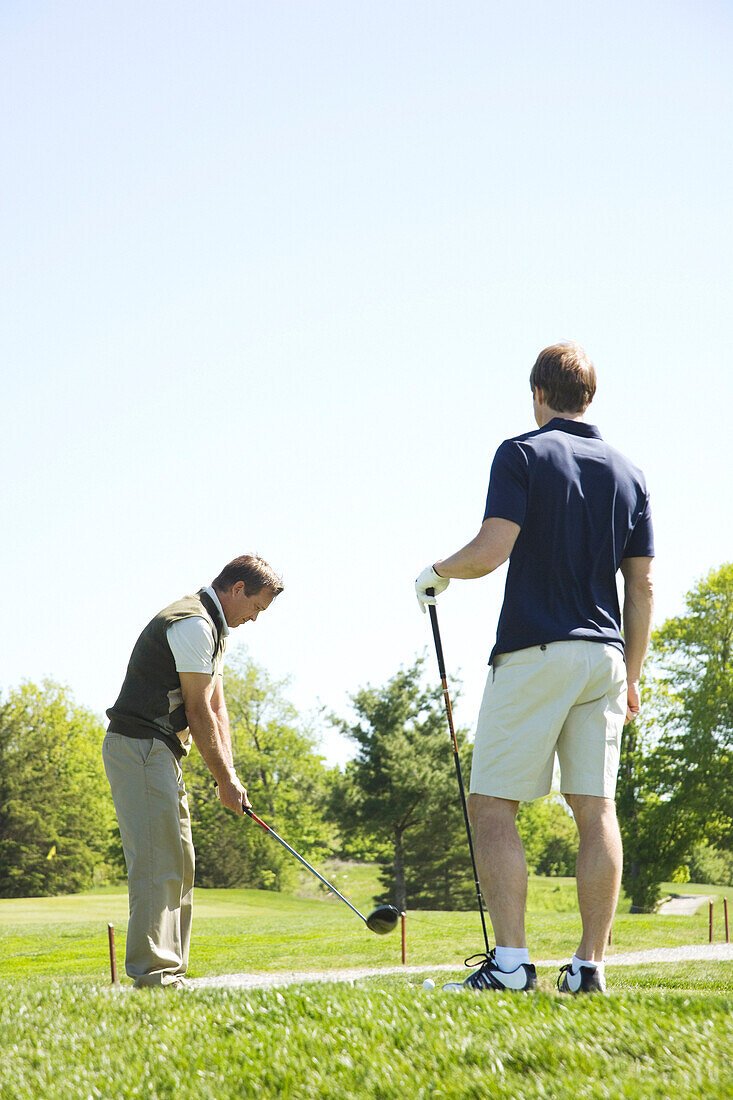 Golfer üben auf dem Putting Green