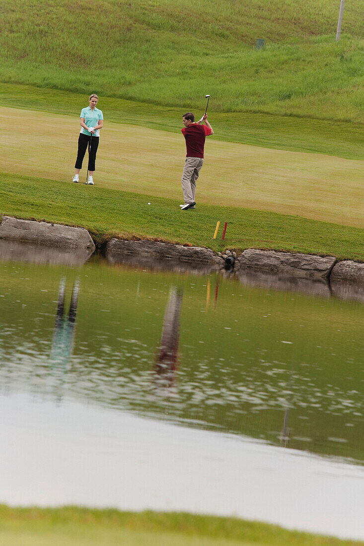 Paar beim Golfspielen
