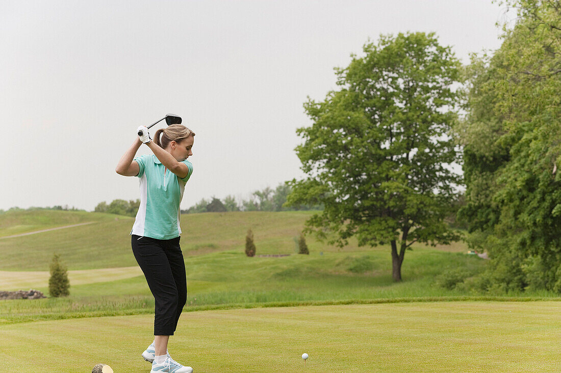 Frau beim Golfspielen