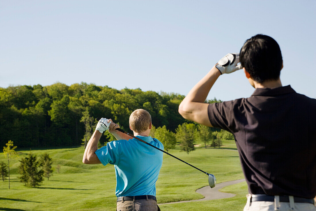 Männer beim Golfspielen