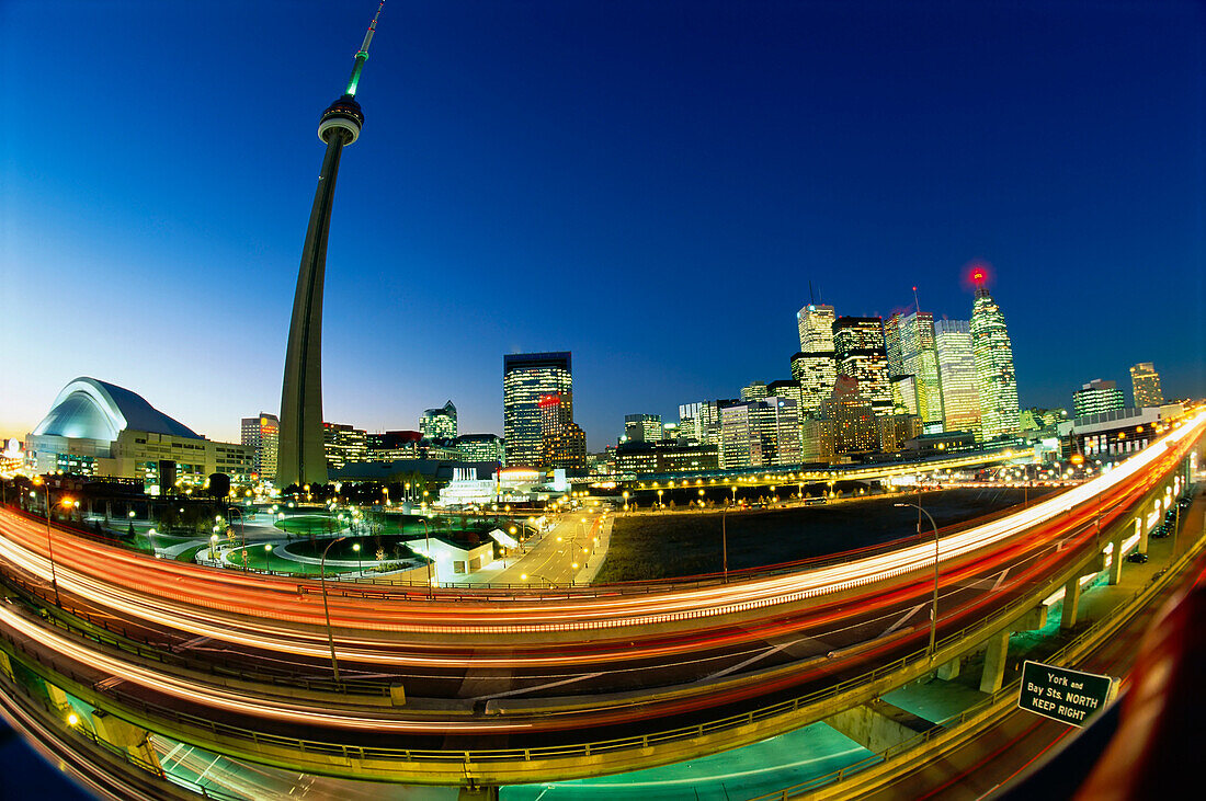 Lichtspuren und Stadtsilhouette Toronto, Ontario, Kanada