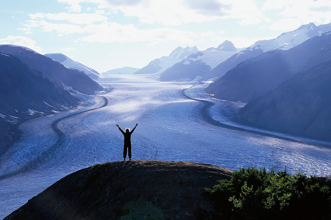 Silhouette einer Person mit Blick auf den Lachsgletscher, Coast Mountains, British Columbia, Kanada