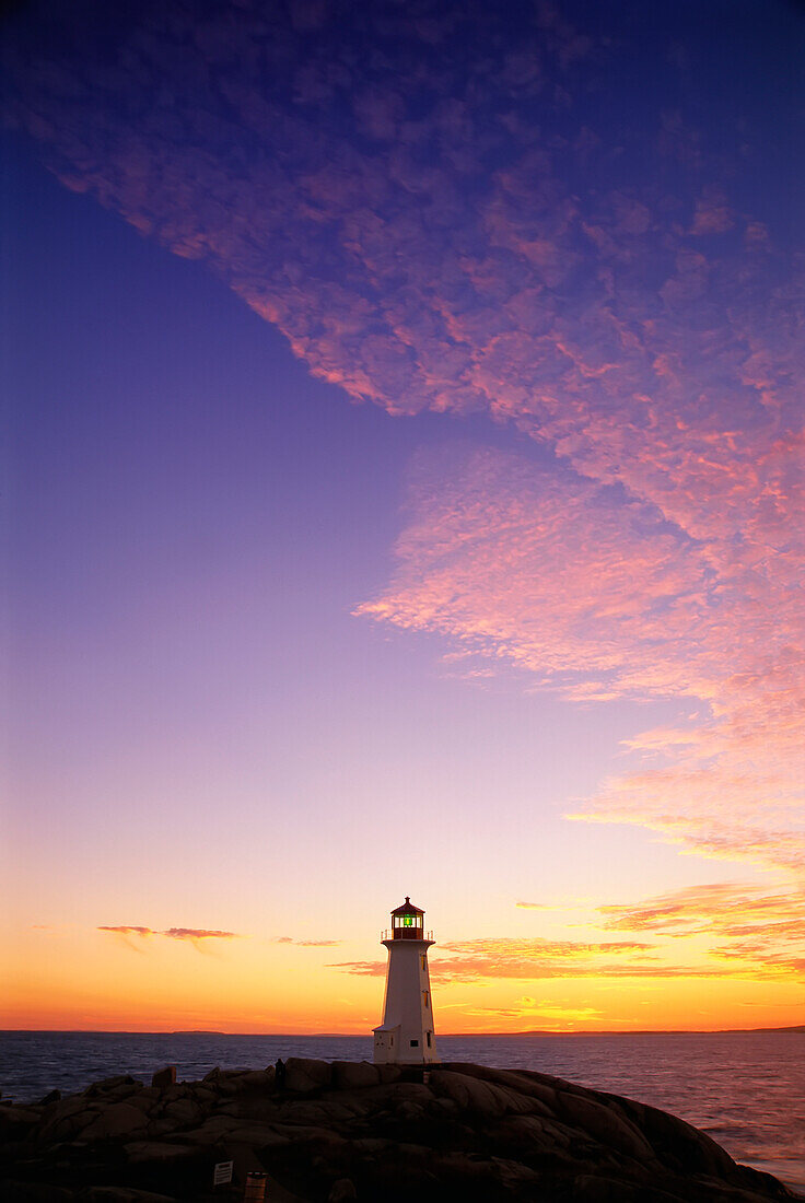 Leuchtturm bei Peggy's Cove bei Sonnenuntergang, Neuschottland, Kanada