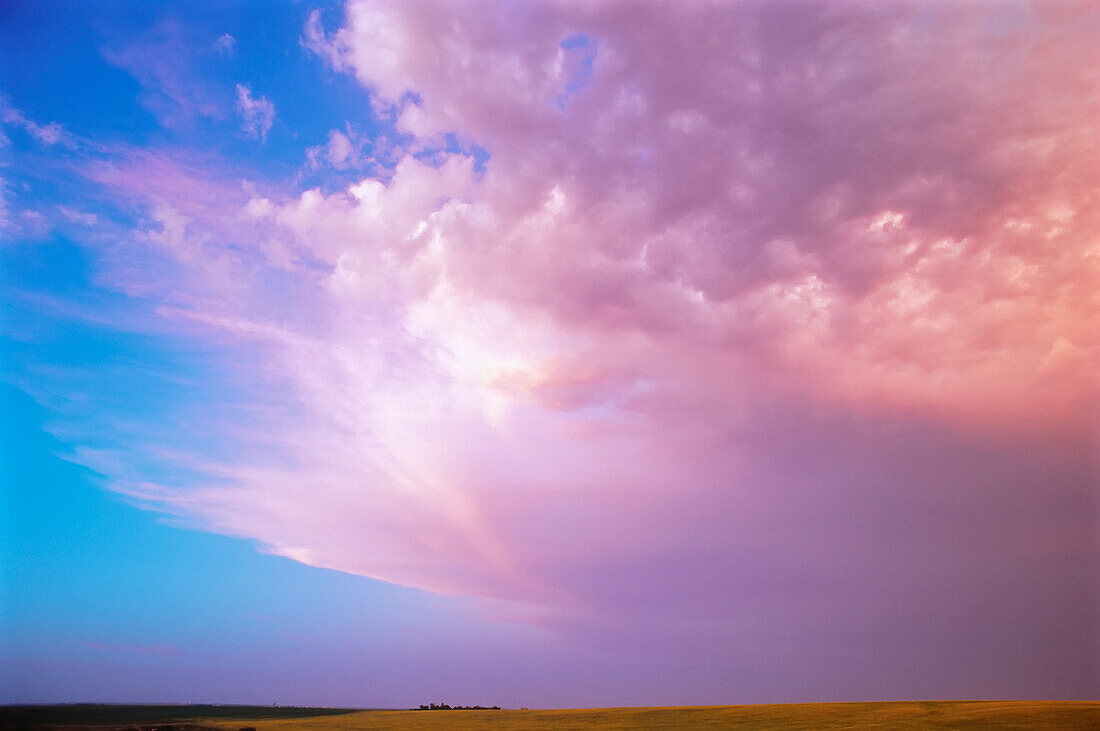 Himmel bei Sonnenuntergang in der Nähe von Rosetown, Saskatchewan, Kanada
