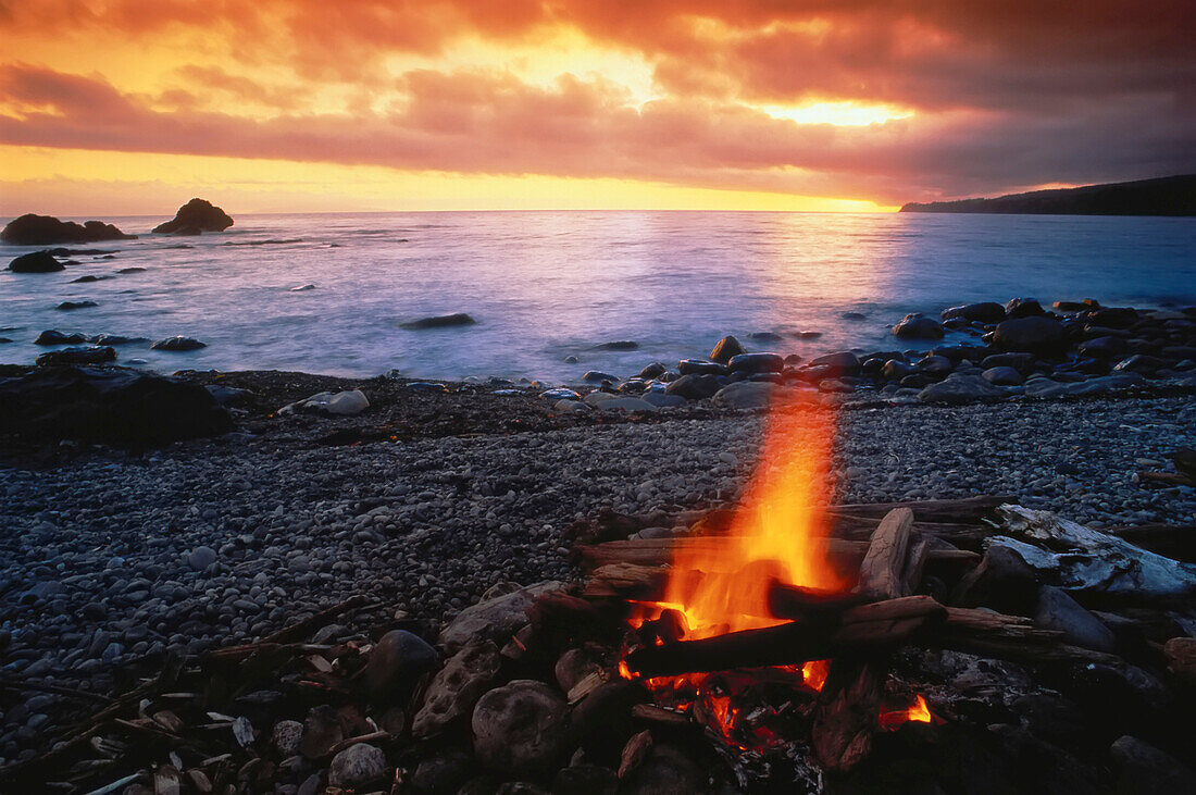 Lagerfeuer am Sombrio Beach Juan de Fuca Trail, Vancouver Island, British Columbia, Kanada