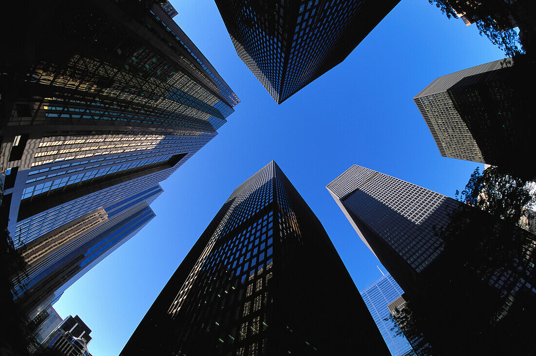 Blick nach oben auf Bürotürme und Himmel Toronto, Ontario, Kanada