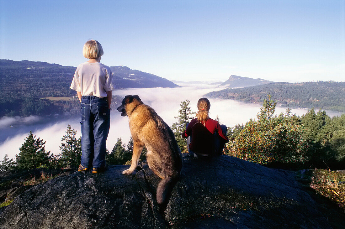 Mädchen, Junge und Hund auf dem Berg