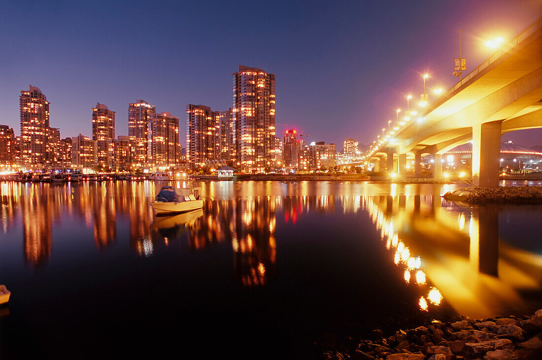 Innenstadt und Cambie-Brücke vom False Creek aus Vancouver,B.C.,Kanada