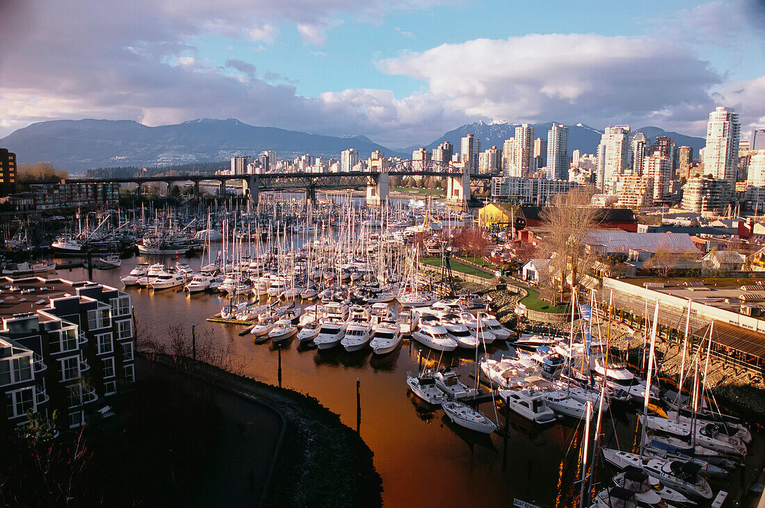 West End und Granville Island von der Granville Bridge aus gesehen, Vancouver, British Columbia, Kanada