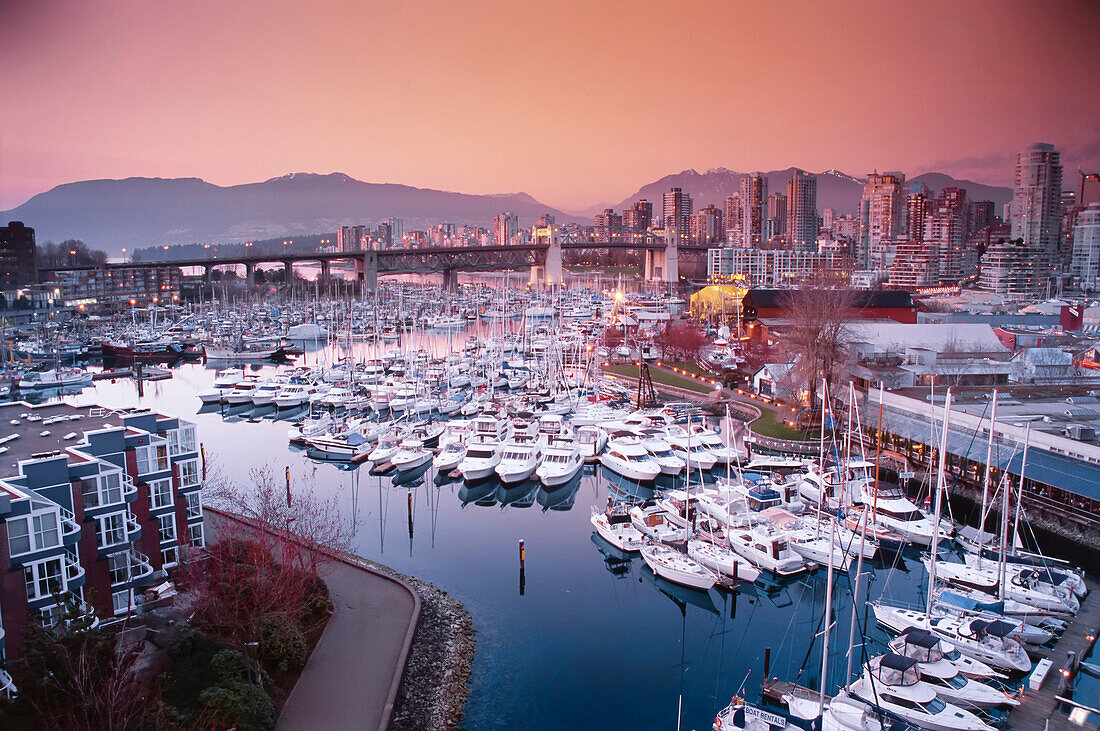 Jachthafen und Stadtbild in der Abenddämmerung, Vancouver, British Columbia, Kanada