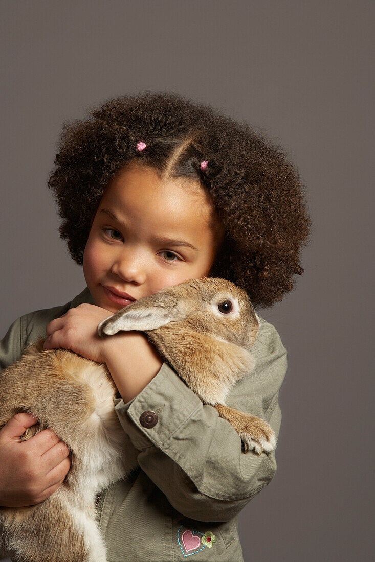 Porträt eines Mädchens, das ein Kaninchen hält