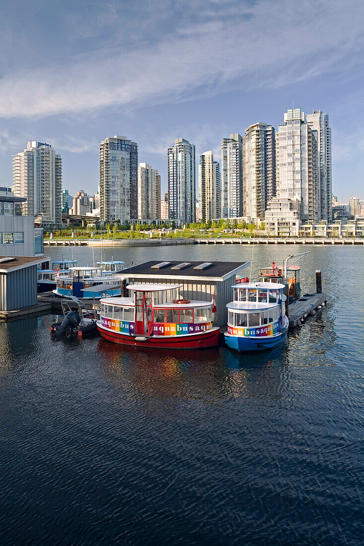 Passagierfähren auf dem False Creek, Granville Island, Vancouver, Kanada, Vancouver, British Columbia, Kanada