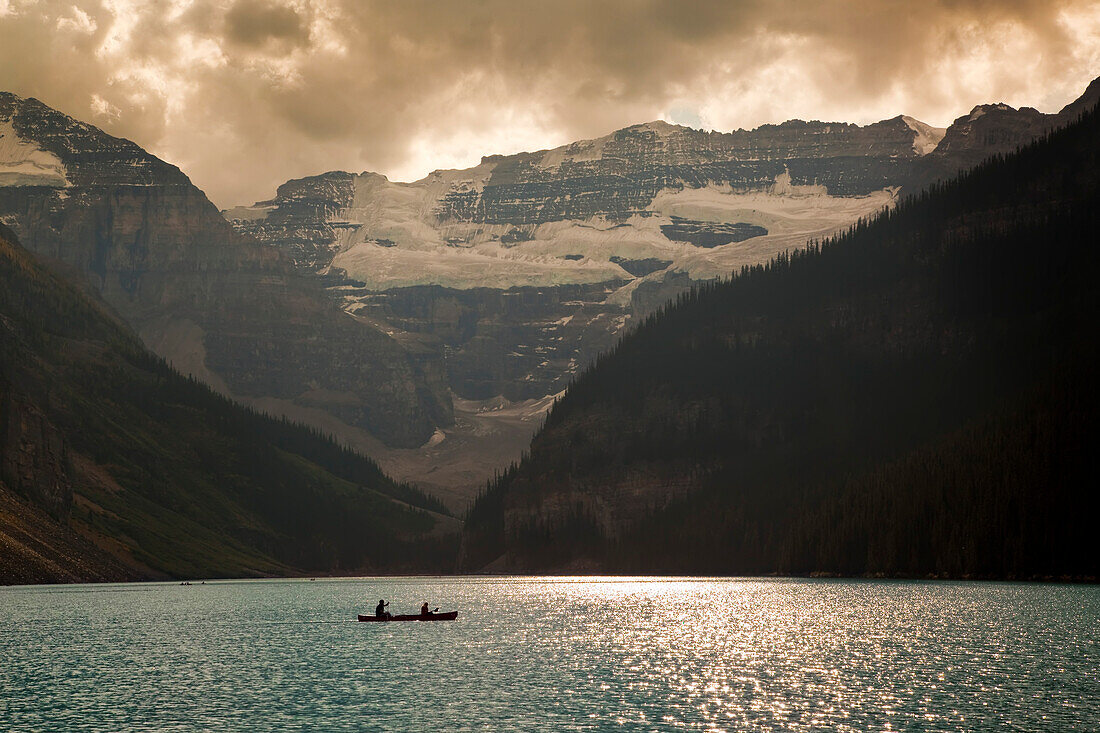 Mount Victoria und Lake Louise mit Kanufahrern, Banff National Park, Alberta, Kanada