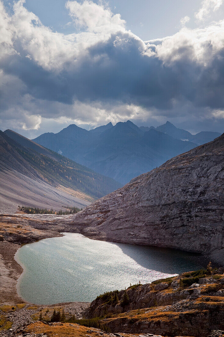 Headwall-Seen in der Kananaskis-Kette,Rocky Mountains,Peter Lougheed Provincial Park,Alberta,Kanada